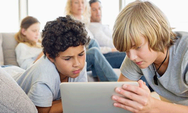 Sepa cuáles son las acciones más frecuentes de los hijos al navegar en Internet