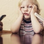 ¿Qué pasa con los niños mientras sus padres les prestan más atención a sus móviles?
