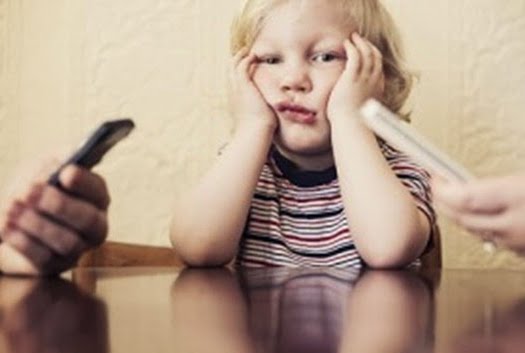 ¿Qué pasa con los niños mientras sus padres les prestan más atención a sus móviles?